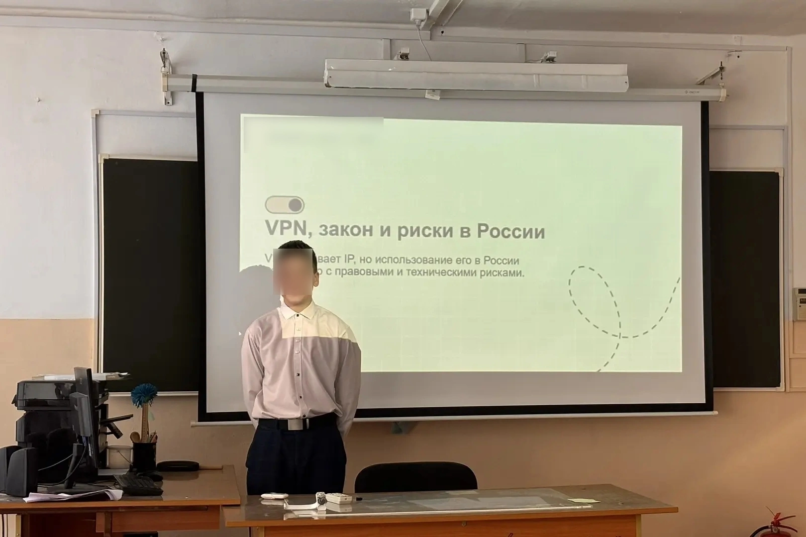 В разных регионах России школы начали систематически проводить уроки по цифровой безопасности, где учащимся рассказывают о рисках утечки персональных данных и об опасности использования VPN-сервисов.