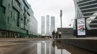 Большинство российских компаний до конца года не планируют расширять штаты из‑за снижения спроса на продукцию и услуги. Дефицит кадров сокращается, бизнес переходит к точечному найму и шире использует частичную занятость вместо прямых сокращений.