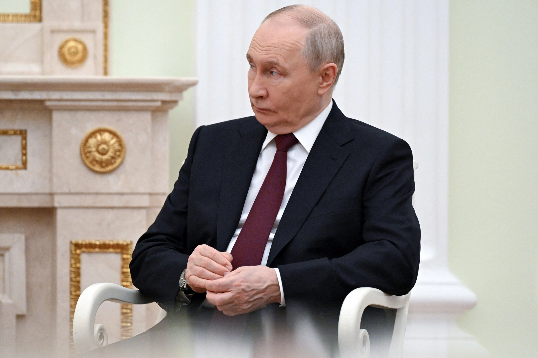 Мониторинг показал сотни однотипных комментариев от провластных аккаунтов во «ВКонтакте», где снижение рейтинга Владимира Путина называют «сезонной динамикой» и сравнивают с ещё более низкой поддержкой западных лидеров. Одновременно власти озабочены непопулярностью интернет-ограничений на фоне предстоящих выборов в Госдуму.