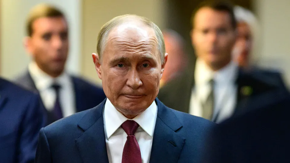Одобрение деятельности Владимира Путина падает седьмую неделю подряд и опустилось до минимальных значений с 2018 года на фоне усиления ограничений в интернете и блокировок популярных сервисов.