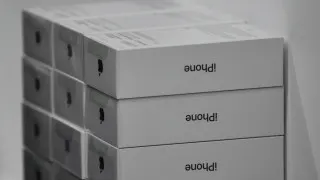 У крупных продавцов электроники в России скопились непроданные партии дорогих смартфонов Apple и Samsung. Из‑за снижения покупательной способности и чрезмерных закупок ритейлеры вынуждены заметно снижать цены и распродавать устройства со скидками.