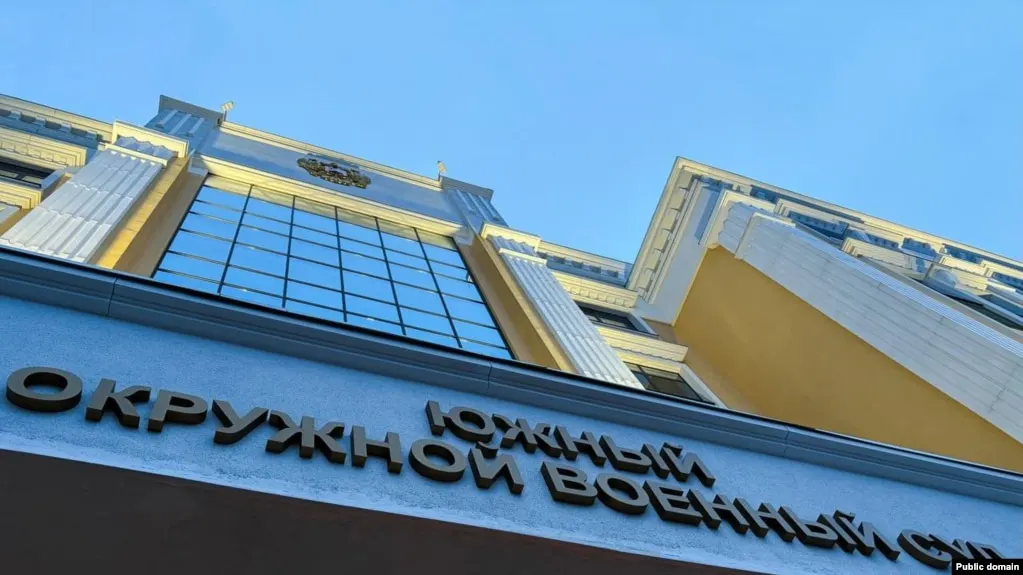 Южный окружной военный суд приговорил трёх молодых людей к срокам от восьми до десяти лет лишения свободы по делу о подготовке поджога военкоматов в Ростове-на-Дону. Всех отправили в колонию строгого режима, первые три года они проведут в тюрьме.