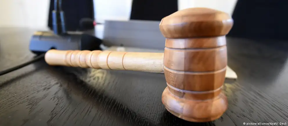 Советский районный суд Воронежа назначил 24‑летнему Роману Мальцеву год исправительных работ за фотографию, на которой следствие усмотрело символику несуществующего «международного движения сатанистов». Основанием послужил рапорт сотрудника Центра «Э».