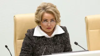 Спикер Совета Федерации Валентина Матвиенко заявила, что демографический кризис в России можно преодолеть, если россияне перестанут «ютиться» в мегаполисах, начнут строить по стране просторные дома, заводить большие семьи и массово высаживать цветы во дворах, тогда как статистика показывает рекордно низкую рождаемость и естественную убыль населения.