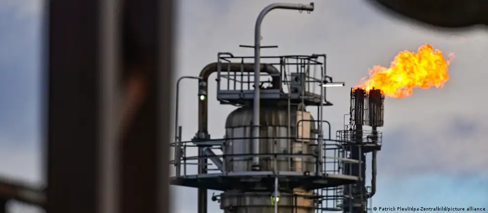 С мая 2026 года российское решение остановить транзит казахстанской нефти по трубопроводу «Дружба» затронет крупный НПЗ в Шведте, который покрывает большую часть потребностей Берлина и Бранденбурга. Эксперты обсуждают возможные мотивы Кремля и экономические последствия для региона и страны.