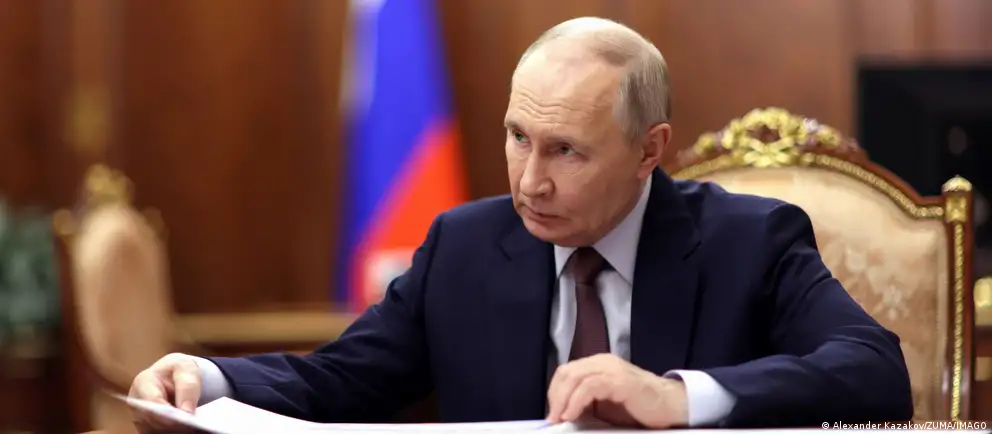 Президент России подписал закон, который освобождает власти от контроля сделок чиновников и их семей до назначения на должность, а также меняет порядок декларирования доходов госслужащих.