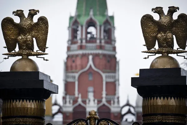 В ряде релизов российских онлайн‑кинотеатров теперь показывают уведомления о том, что из фильма удалены или скрыты фрагменты — это связано с самоцензурой и новыми нормами о «дискредитации» традиционных ценностей.