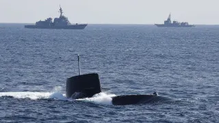Правительство Японии радикально пересмотрело послевоенную доктрину самообороны и разрешило экспорт летальных вооружений, открыв путь на мировой рынок для ракет, кораблей, подлодок и самолетов японского производства.