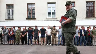 Министерство обороны подготовило поправки, позволяющие проверять военнослужащих на состояние опьянения непосредственно в частях с помощью экспресс‑тестов, без обязательной доставки в медучреждение. Инициатива объясняется сложностями медосвидетельствования в условиях боевых действий и сообщениями о наборе в армию людей с алкогольной зависимостью.