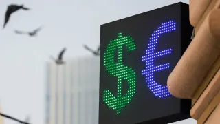 Курс доллара на 22 апреля опустился до 74,59 рубля — минимума с февраля 2023 года. Укреплению рубля способствуют рост мировых цен на нефть, рекордные нефтяные доходы и приостановка бюджетного правила.