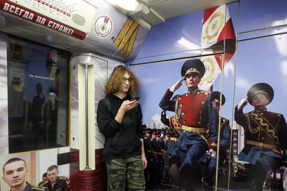 Минцифры и другие ведомства вводят запреты и ограничения на использование VPN: запрет оплаты через мобильный баланс, блокировка доступа к платформам при включённом VPN, планы по тарификации трафика и возможные новые санкции для провайдеров и пользователей.