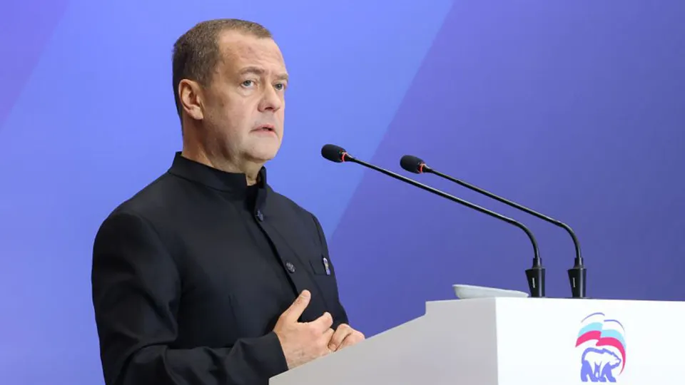 Заместитель председателя Совбеза Дмитрий Медведев предупредил о реальной возможности ядерного апокалипсиса и призвал готовиться. На этом фоне 5 февраля 2026 года истёк срок действия СНВ‑III, и стороны обсуждают дальнейший режим контроля за арсеналами.