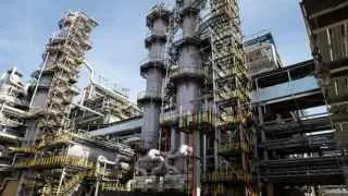 Сызранский нефтеперерабатывающий завод приостановил переработку нефти из‑за повреждения оборудования в результате атаки беспилотников; остановлена ключевая установка, ремонт может занять до двух недель, а власти усиливают контроль над производством топлива.
