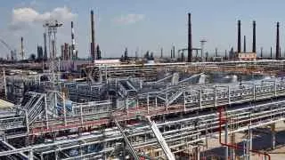 Сразу несколько крупных нефтеперерабатывающих заводов в разных регионах России приостановили переработку нефти после ударов беспилотников, что уже отразилось на работе мощностей и биржевых поставках топлива.