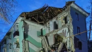 В Сызрани во время массированного удара беспилотников один из дронов попал в жилую многоэтажку, частично обрушился подъезд. Из-под завалов спасены 11 человек, в том числе двое детей. Атака сопровождалась ограничениями в работе аэропортов в ряде регионов.
