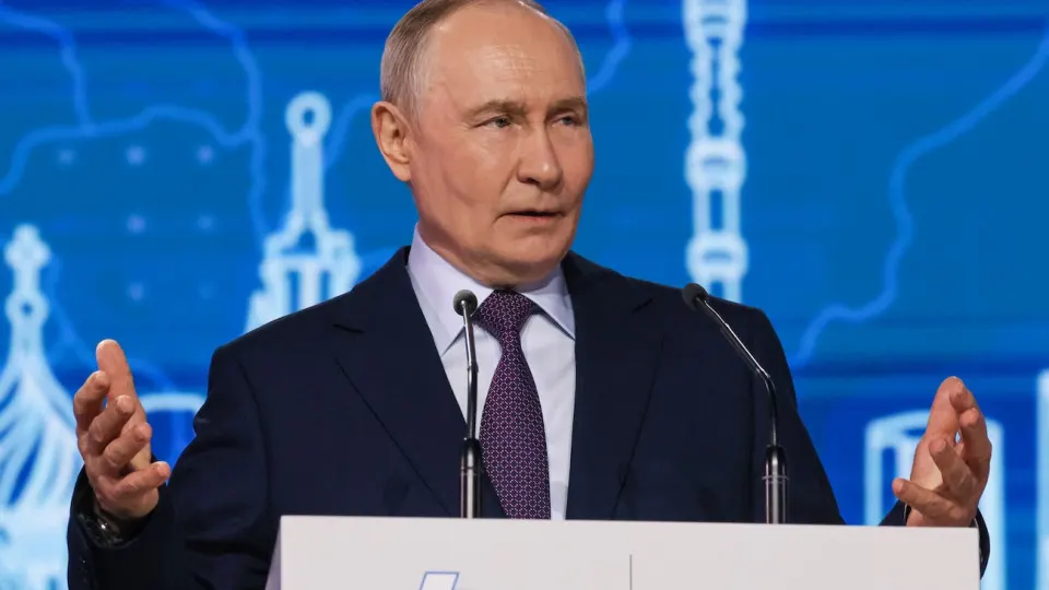 После сильного падения одобрения из‑за блокировок интернета и запрета Telegram президент призвал законодателей не ограничивать граждан «только запретами», предупредив, что излишние барьеры тормозят развитие.