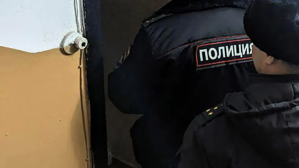 Двое молодых людей оставили у дверей квартир троих сотрудников Роскомнадзора молотки со следами бурой жидкости; ФСБ задержала подозреваемых, по делу возбуждено производство о хулиганстве на фоне масштабной блокировки Telegram и роста спроса на VPN.