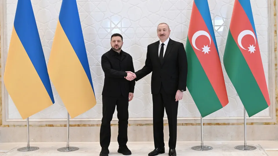 Президент Азербайджана Ильхам Алиев подтвердил поддержку территориальной целостности Украины и сообщил о перспективах совместного военно-технического сотрудничества и оборонно-промышленного производства по итогам встречи с Владимиром Зеленским в Габале.