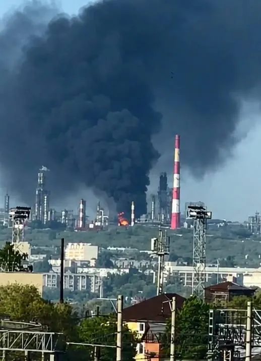 Губернатор Самарской области подтвердил гибель двух человек после удара по Сызрани; в Белгородской области сообщают о трёх пострадавших. Минобороны заявляет о перехвате 121 дрона.
