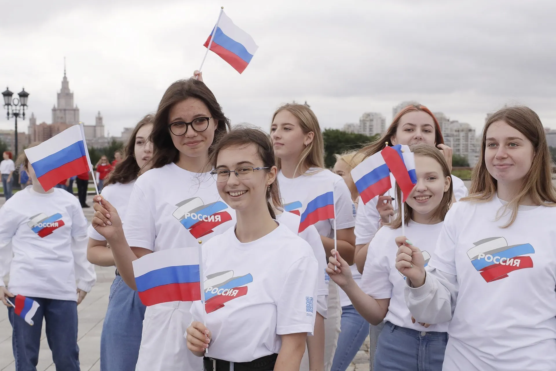 Бюджет одного федерального проекта на 2025–2030 годы вырастет до сотен миллиардов рублей, но эксперты ставят под сомнение методики, которыми чиновники измеряют эффективность патриотических программ.