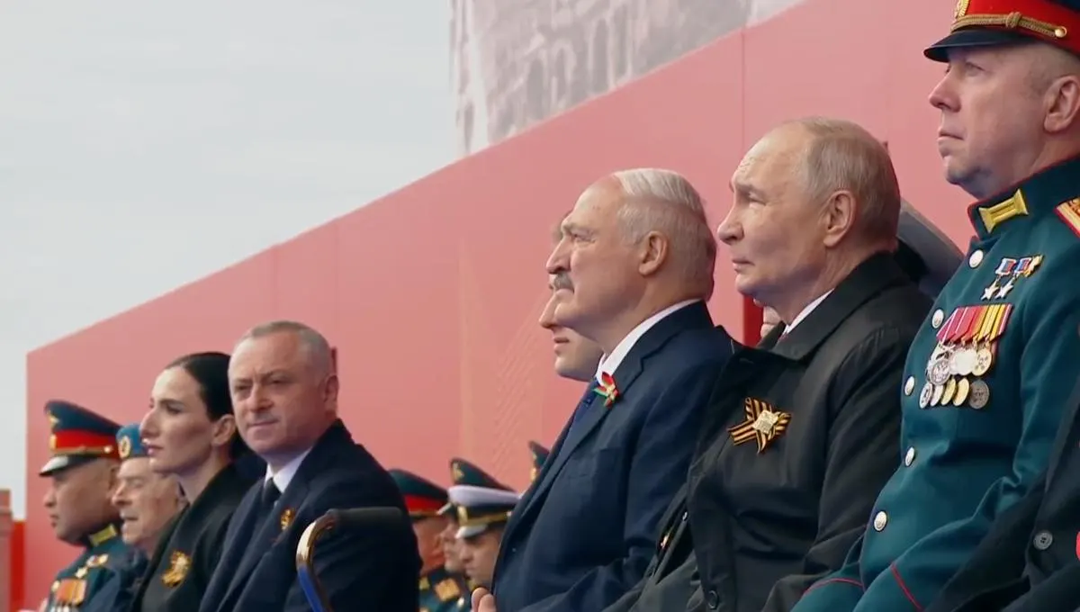 Президент назвал День Победы священным, подчеркнул решающую роль советского народа и связал подвиг предков с современными усилиями участников СВО. На трибуне рядом с ним впервые сел участник операции наравне с ветераном.
