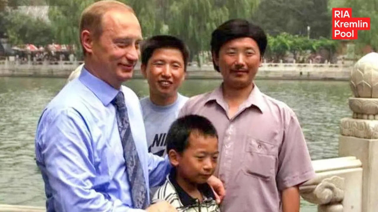 Человек, запечатлённый на снимке из 2000 года, вырос — он стал инженером, учился в Москве и признался, что мечтает рассказать об этом президенту.