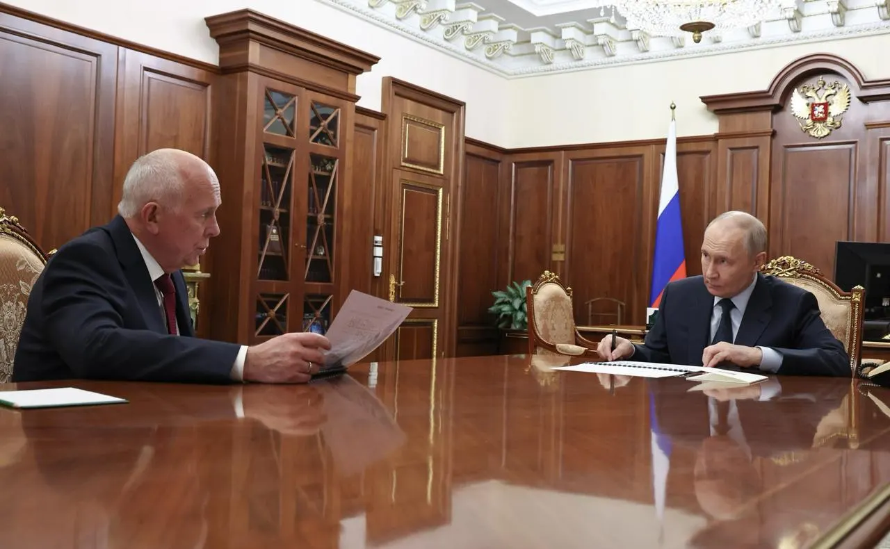 Глава «Ростеха» доложил президенту о проблемах с производством: серийный выпуск МС‑21 и «Суперджета‑100» ожидается не раньше следующего года, а ранее озвученные сроки и объёмы были перенесены на более поздние даты.