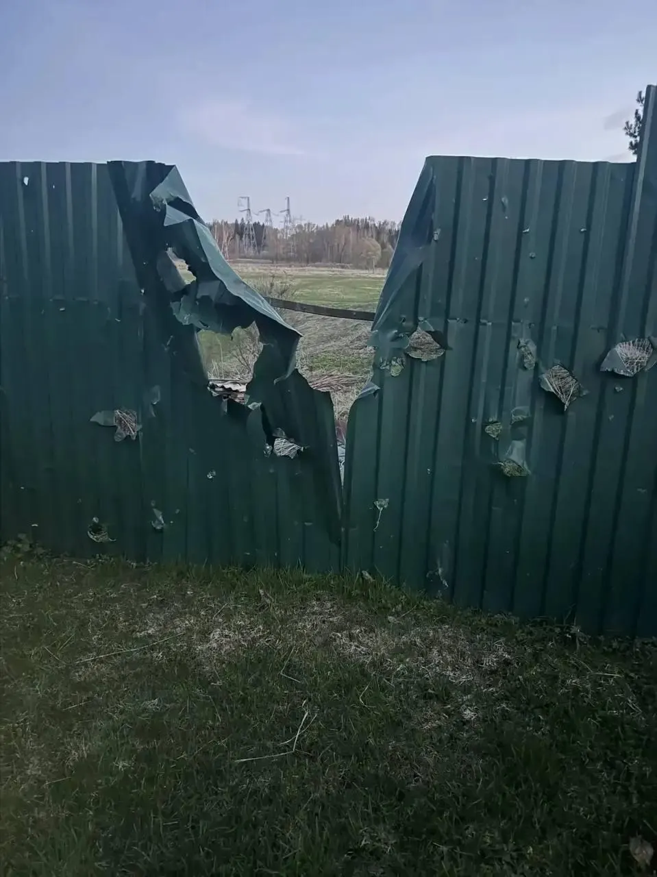В Волоколамском округе Московской области погиб 77‑летний мужчина после атаки беспилотников. Губернаторы регионов сообщают о десятках и сотнях сбитых дронов, в одном из портов было зафиксировано возгорание, последствия ликвидированы.