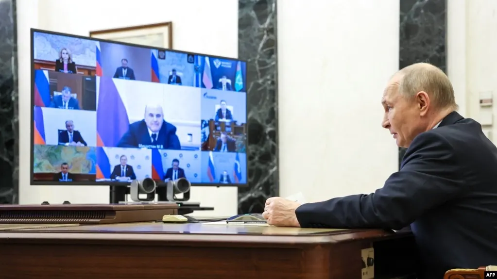 В отчёте зарубежной разведки утверждается, что с марта 2026 года в окружении президента возрос страх перед заговором и попыткой государственного переворота, причём рассматривается сценарий с использованием беспилотников; в документе также описаны ужесточение мер безопасности и внутренние смещения в элите.