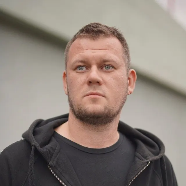 Минюст включил в реестр «иноагентов» украинского блогера и журналиста Дениса Казанского. Он заявил, что не имеет российского гражданства, назвал себя «иностранцем для России» и отметил, что в «ДНР» находится в розыске из‑за книги и журналистских материалов.