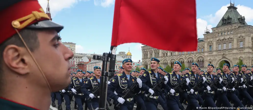 В 2026 году парады 9 мая пройдут в сокращённом формате или отменены в ряде городов. Объясняем мотивы решений, мнения экспертов и возможные политические последствия.