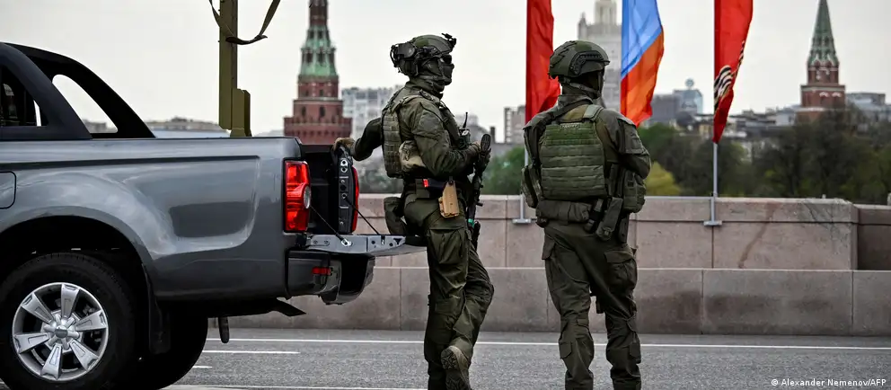 Власти отменили приглашения иностранным корреспондентам и сократили формат парада на Красной площади — без военной техники и с ограниченным числом гостей. В ряде регионов массовые мероприятия и салюты тоже отменили на фоне нападений беспилотников.