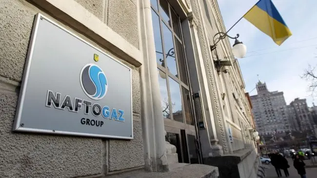 Арбитраж в Астане разрешил принудительно исполнить решение о взыскании около $1,4 млрд с «Газпрома» в пользу «Нафтогаза». Украинская компания планирует масштабную кампанию по взысканию активов должника в разных юрисдикциях.