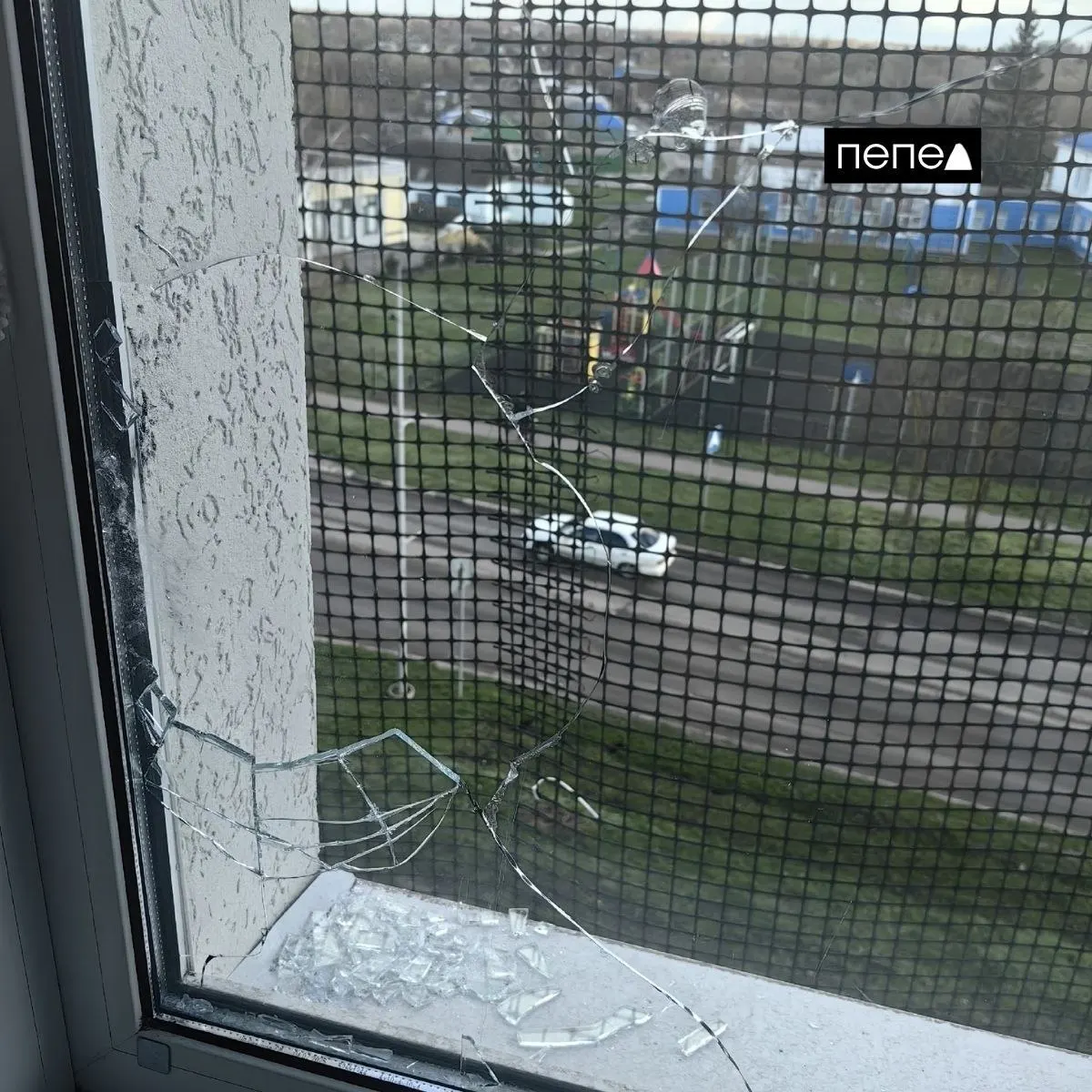 Подрядчик, прикреплённый к квартире на ул. Шумилова, 23, прекратил работы: после удара дрона 7 апреля рабочие не провели замеров. В администрации объясняют отказ долгами за работы 2025 года; глава округа пообещал найти нового подрядчика.