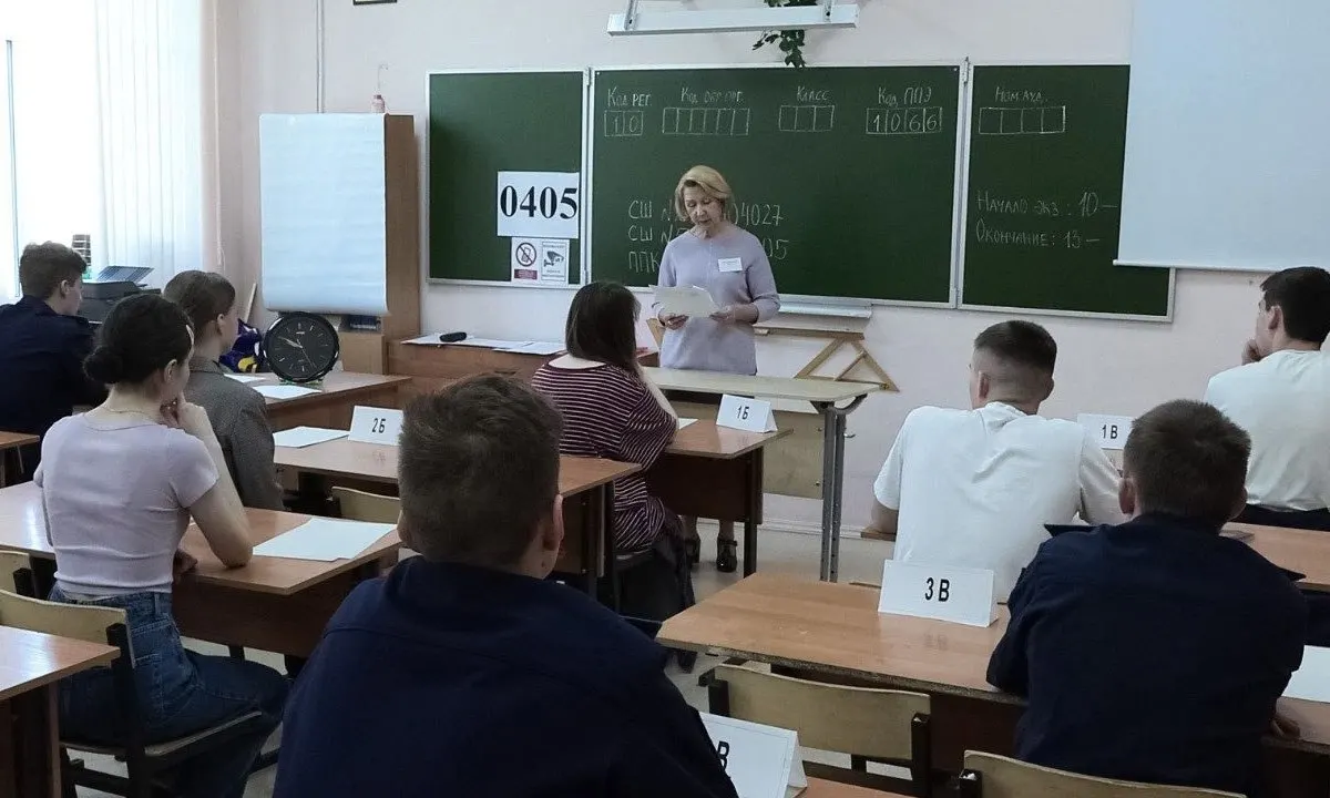 В новых методических рекомендациях сказано, что организаторы и охрана не вправе прикасаться к участникам ЕГЭ и их вещам. При срабатывании металлоискателя можно лишь вежливо попросить добровольно выложить или сдать предмет.