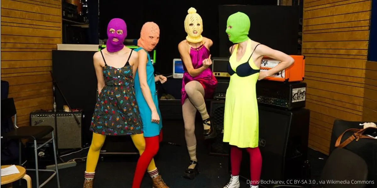 Росфинмониторинг обновил реестр и внёс в него коллектив Pussy Riot. Ранее суды в Москве признали группу «экстремистской», а участниц заочно приговорили по делу о «фейках о ВС РФ».