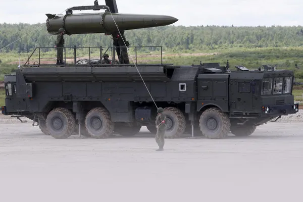 Военные сообщили о доставке специальных боеприпасов в полевые пункты ракетной бригады в Беларуси и о снаряжении оперативно‑тактических комплексов «Искандер‑М» в рамках майских ядерных учений.