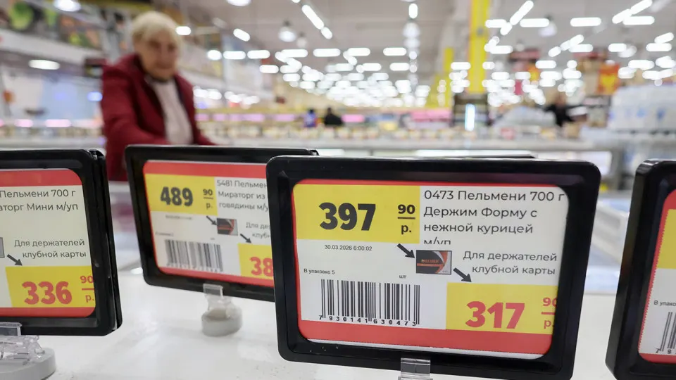 Федеральная антимонопольная служба направила предостережения аналитикам и руководителям компаний за высказывания о возможном повышении цен на продукты и топливо, указывая, что такие заявления могут стимулировать изменение цен и ажиотажный спрос.