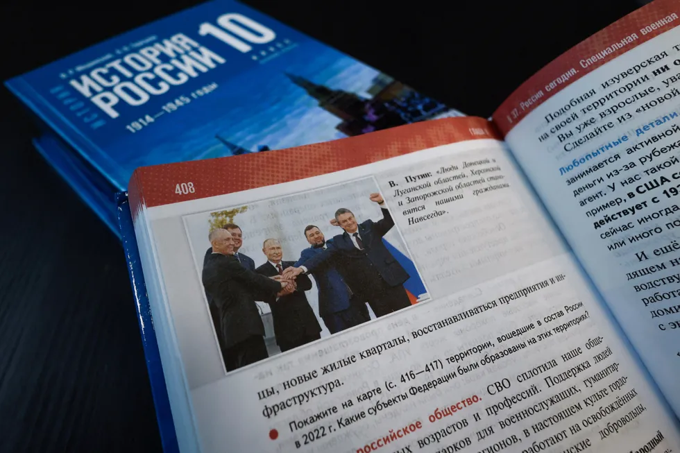 В 2025 году в школы поступила единая линейка учебников по истории для средней школы. Анализ показывает: вместо развития критического понимания прошлого дети получают отредактированную, политически выверенную картину истории.