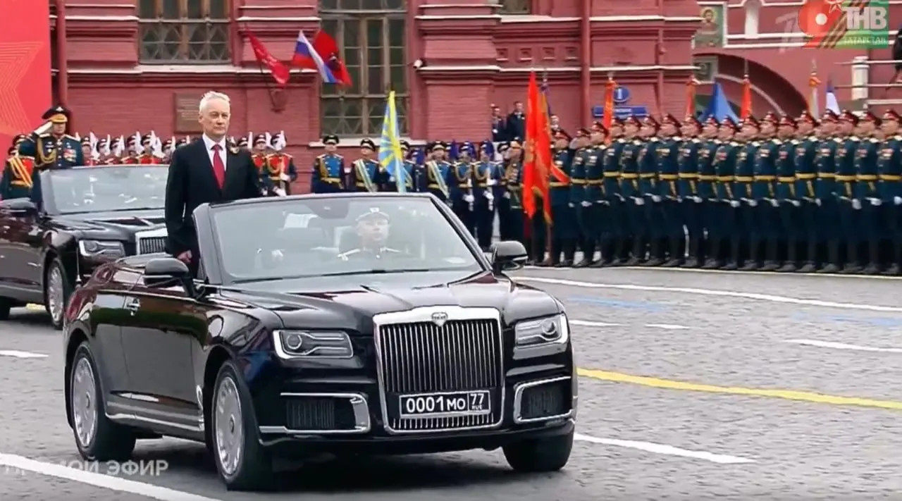 На смотровом мероприятии министр обороны Андрей Белоусов использовал кабриолет Aurus, собранный в Москве; аналогичные модели также выпускаются в Елабуге.