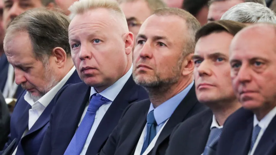 Предложение о закрытом рассмотрении исков российских компаний о возмещении убытков от санкций направлено президенту. Инициативу поддерживает Минюст, но против выступает Минэкономразвития — опасаются удара по репутации юрисдикции и ухудшения условий для инвесторов.
