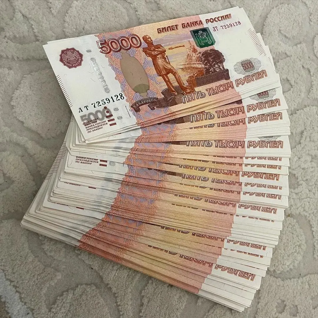 Депутаты внесли проект поправок в Трудовой кодекс: предлагается ежегодно выплачивать 13‑ю зарплату к 1 мая не ниже среднего заработка работника. Инициаторы считают, что это поможет поддержать реальные доходы на фоне инфляции и будет актуально перед сезоном отпусков.