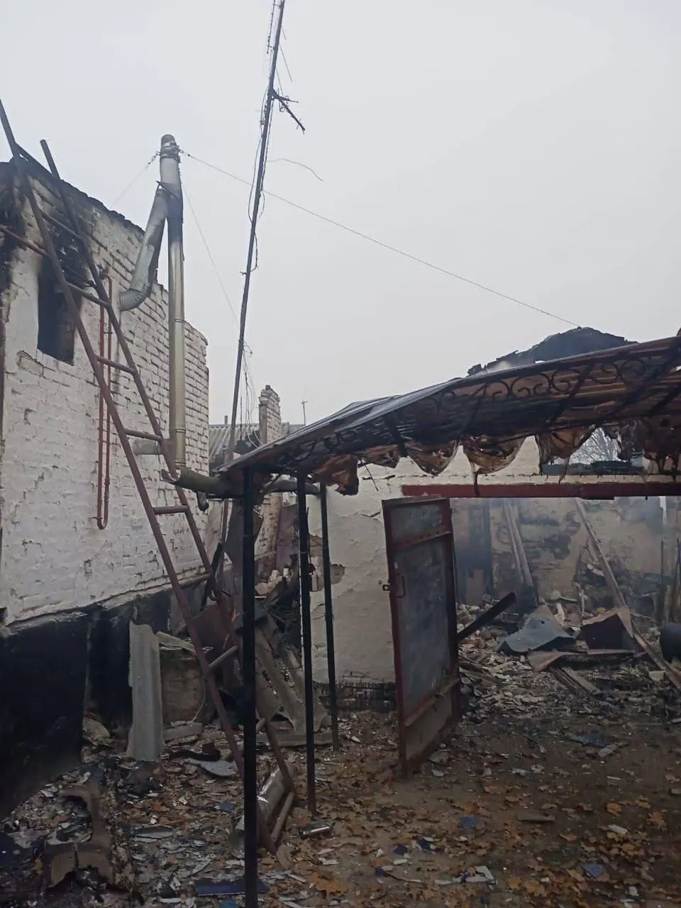 Жители приграничного села Борисовка в Волоконовском округе Белгородской области жалуются на постоянные атаки БПЛА: отключения света и воды, разрушенные дома и гибель людей. Местные просят помощи и защиты.