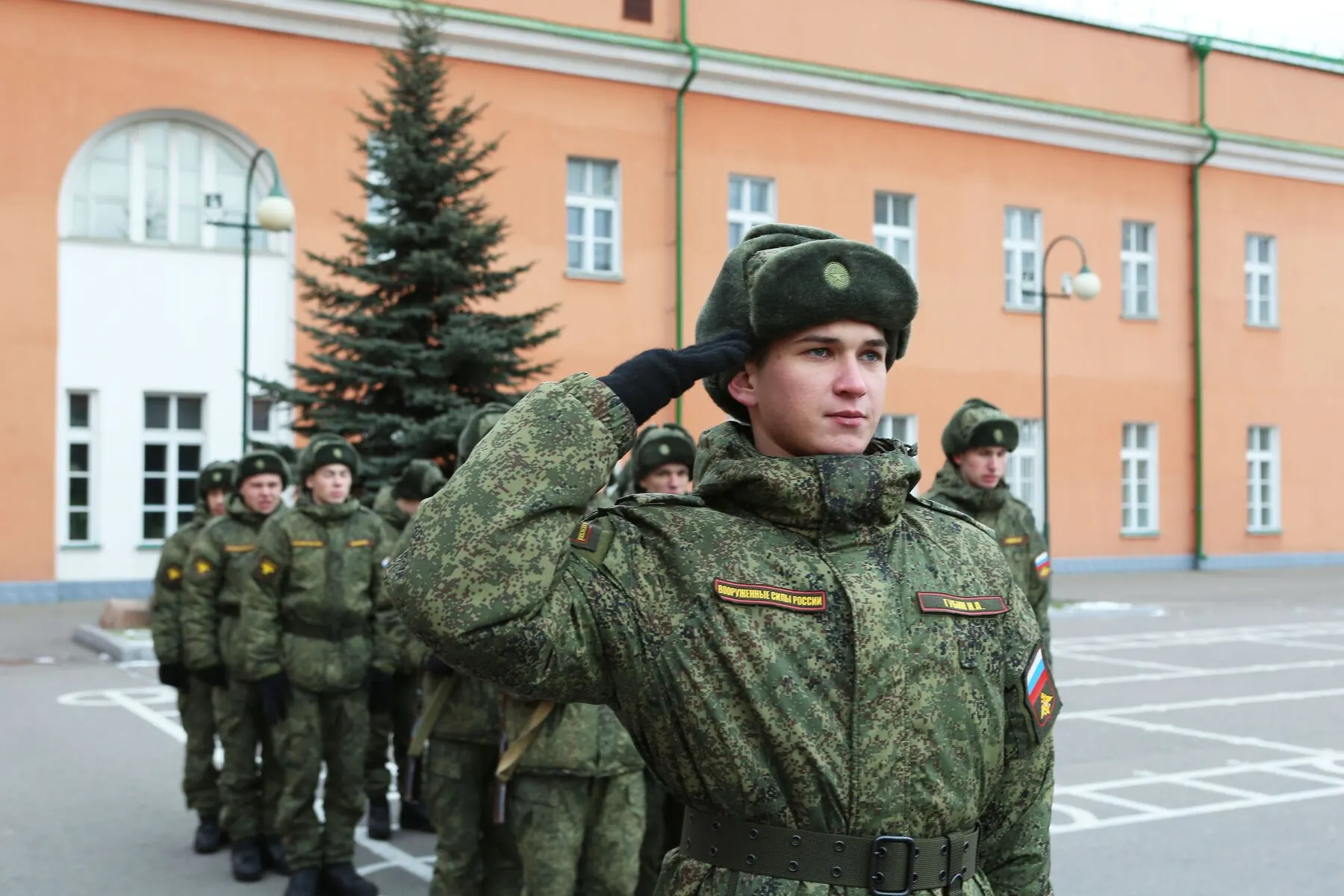 В проекте приказа Генпрокуратуры прописан усиленный надзор за воинским учётом: проверки в органах власти, у работодателей и в учебных заведениях, контроль за хранением личных карточек, передачей данных и предоставлением брони. Правозащитники и эксперты предупреждают о риске усиления давления на полицию и о том, что цель документа — максимально полно учесть мобилизационный ресурс.