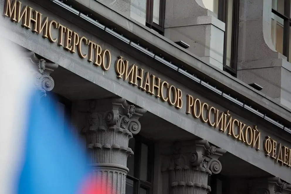 По предварительной оценке Минфина дефицит федерального бюджета за четыре месяца 2026 года вырос почти вдвое и достиг 5,877 трлн рублей на фоне опережающего финансирования расходов и значительного падения нефтегазовых поступлений.