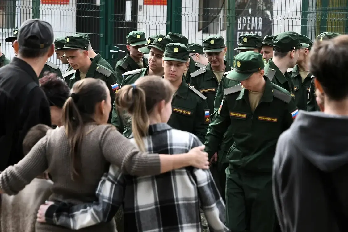 Группа из более 450 женщин оспаривает в судах поправки, которые лишают права на выплаты тех, у кого не было общего несовершеннолетнего ребёнка с погибшим партнёром.