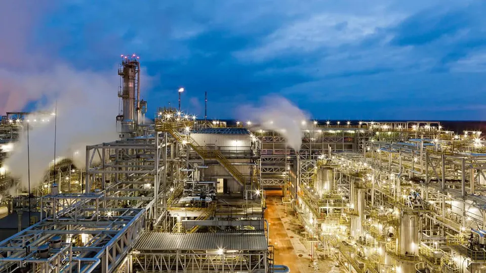 После удара беспилотников 5 мая нефтеперерабатывающий завод «Кинеф» в Ленинградской области остановил переработку и приостановил отгрузки — повреждены ключевые технологические объекты. Весной из‑за атак дронов уже несколько российских НПЗ временно прекратили работу.