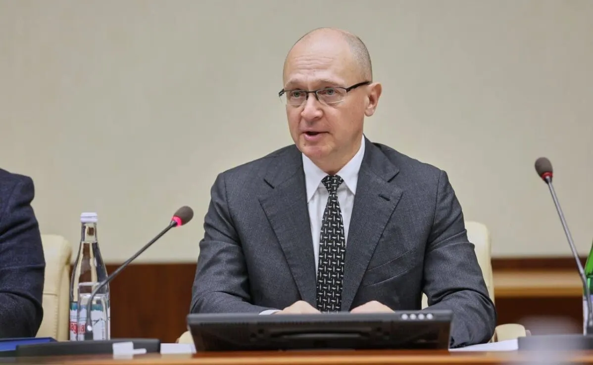 Внутри властных структур растёт конфликт между командой Сергея Кириенко, делающей ставку на политические технологии, и Второй службой ФСБ, продвигающей жёсткие меры контроля. В деле фигурируют отставной проправительственный блогер Илья Ремесло и заявления оппозиционера Михаила Ходорковского.