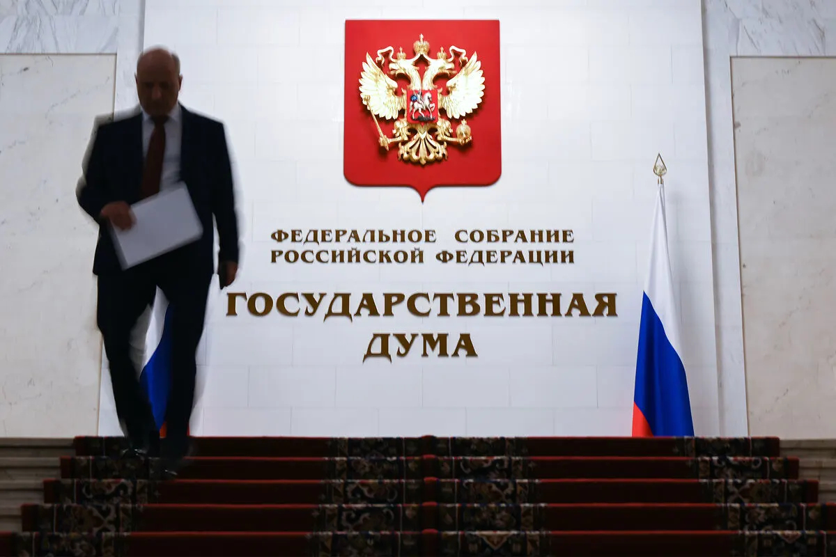 Проект, внесённый в 2024 году и прошедший первое чтение в 2025-м, предлагает ввод закрытого перечня нарушений, за которые можно замораживать и арестовывать имущество граждан, находящихся за границей.