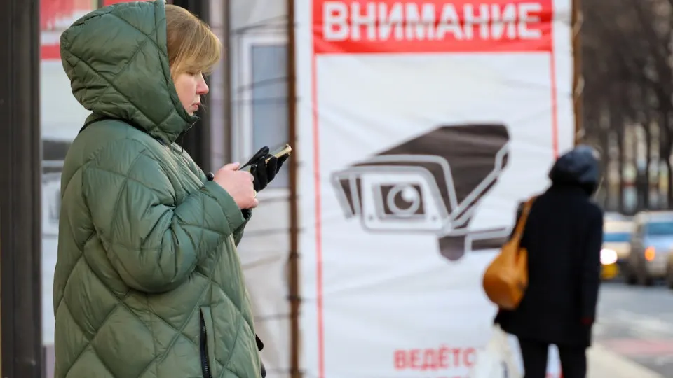 Пользователи заметили, что из диалогов исчезают ссылки и ключи для VPN — при повторной отправке аккаунт выходит из системы; одновременно ряд госслужб начал блокировать вход с включённым VPN.